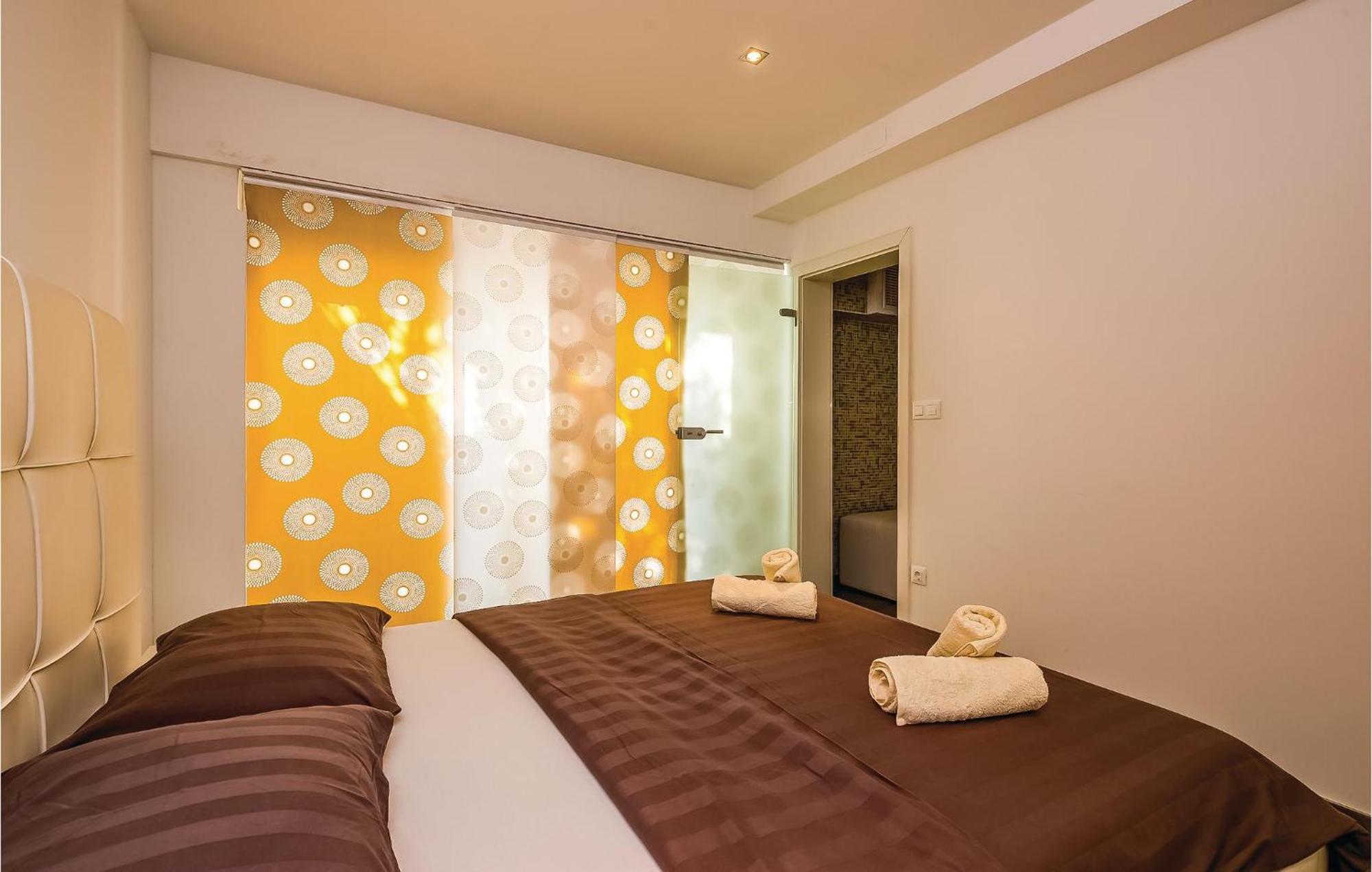 2 Bedroom Lovely Apartment In ツリクヴェニツァ エクステリア 写真