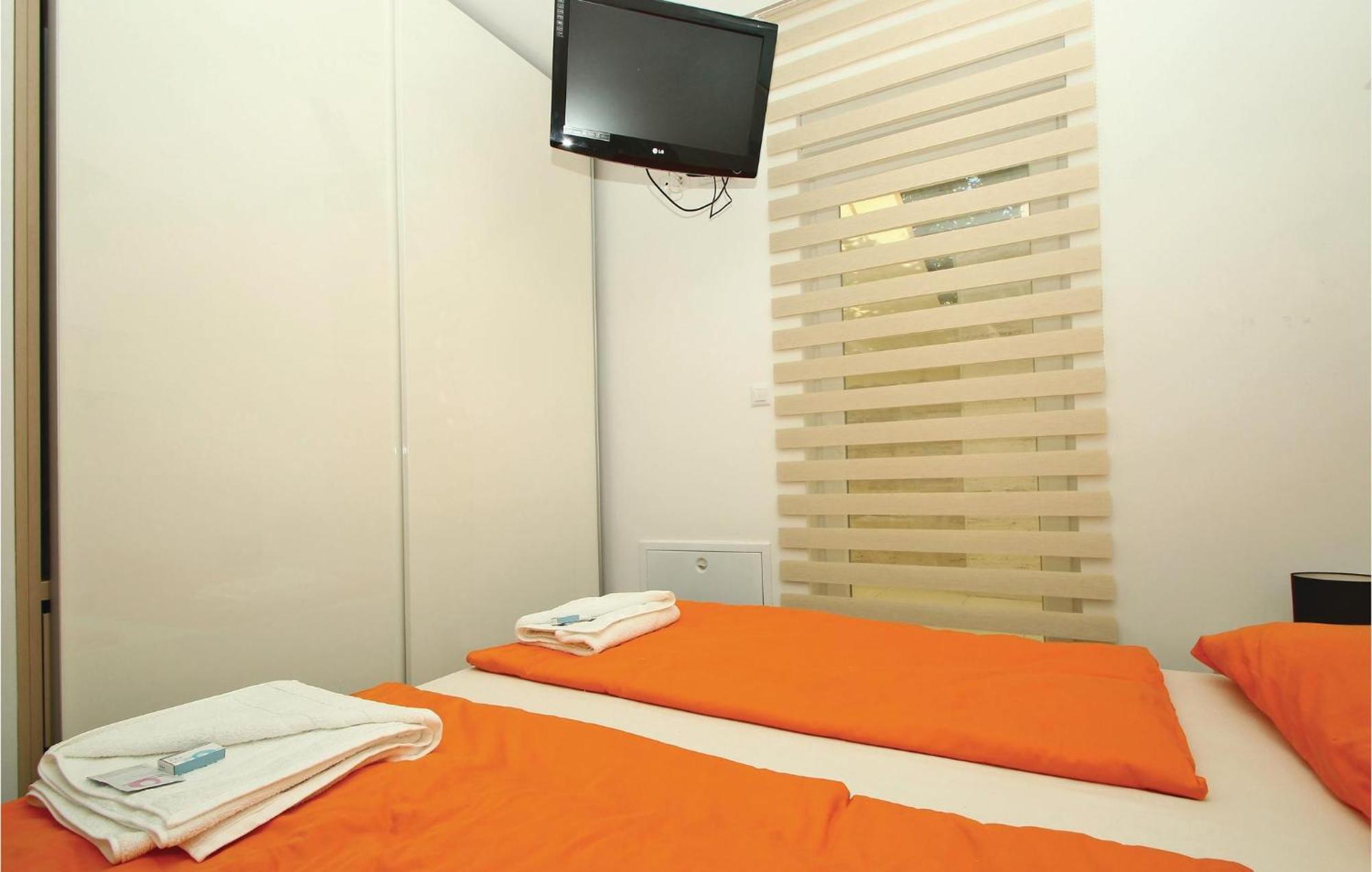 2 Bedroom Lovely Apartment In ツリクヴェニツァ エクステリア 写真