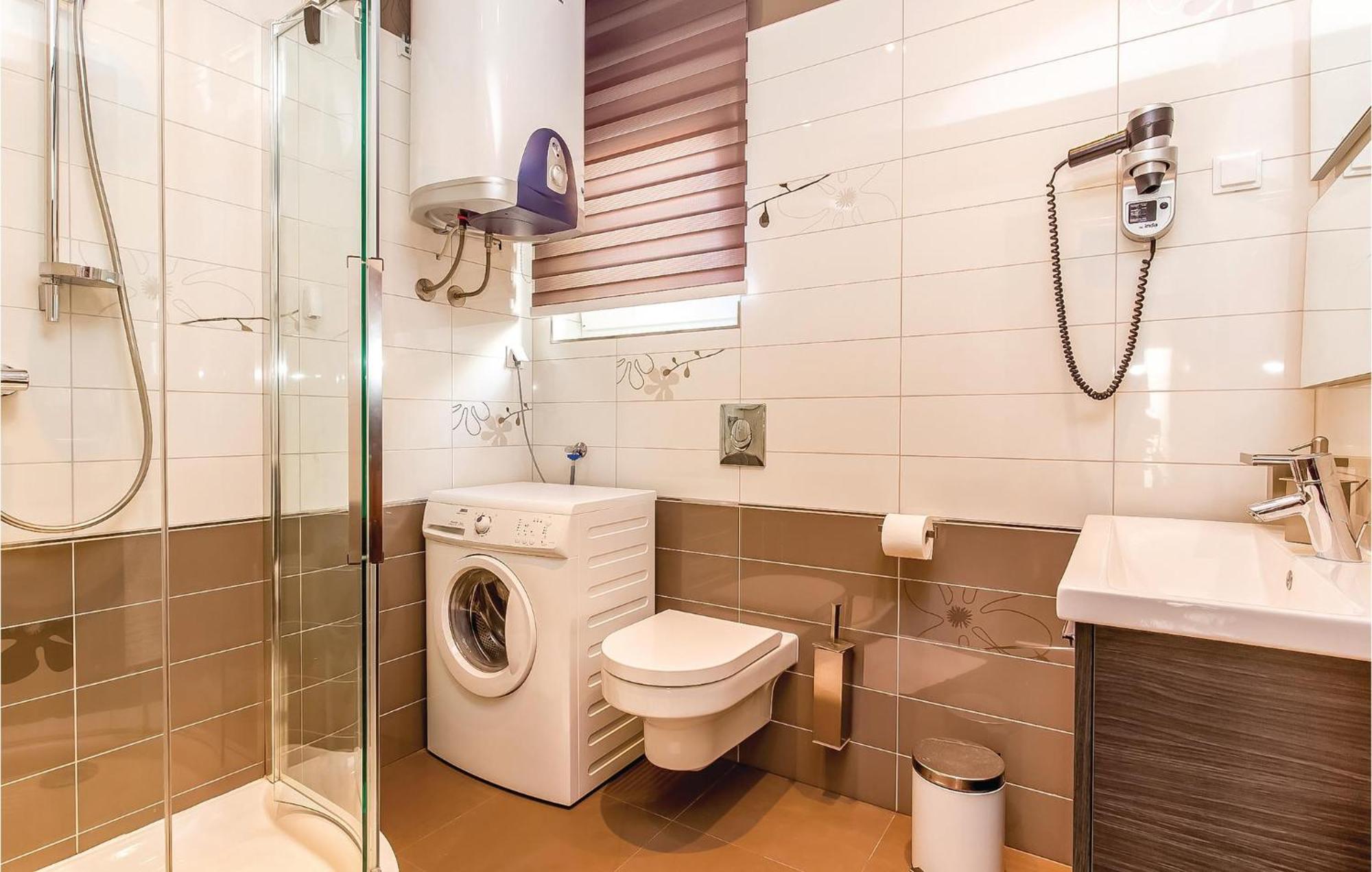 2 Bedroom Lovely Apartment In ツリクヴェニツァ エクステリア 写真