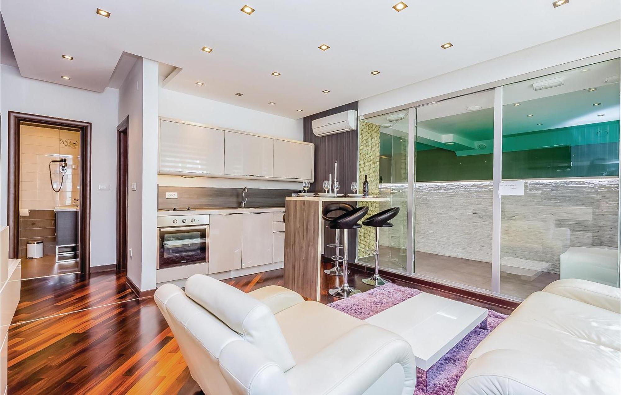 2 Bedroom Lovely Apartment In ツリクヴェニツァ エクステリア 写真